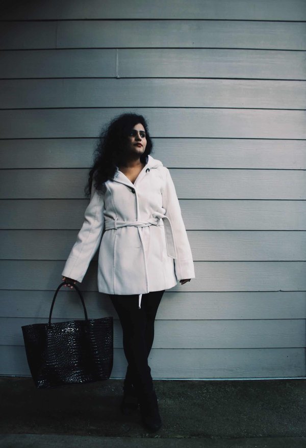 Quel chalet de luxe à Gstaad offre des services de guide pour le hors-piste et une cave à fromages affinés?